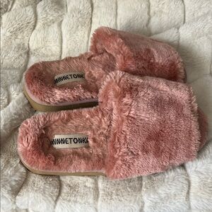Minnetonka Women's Cozy Blush Slippers